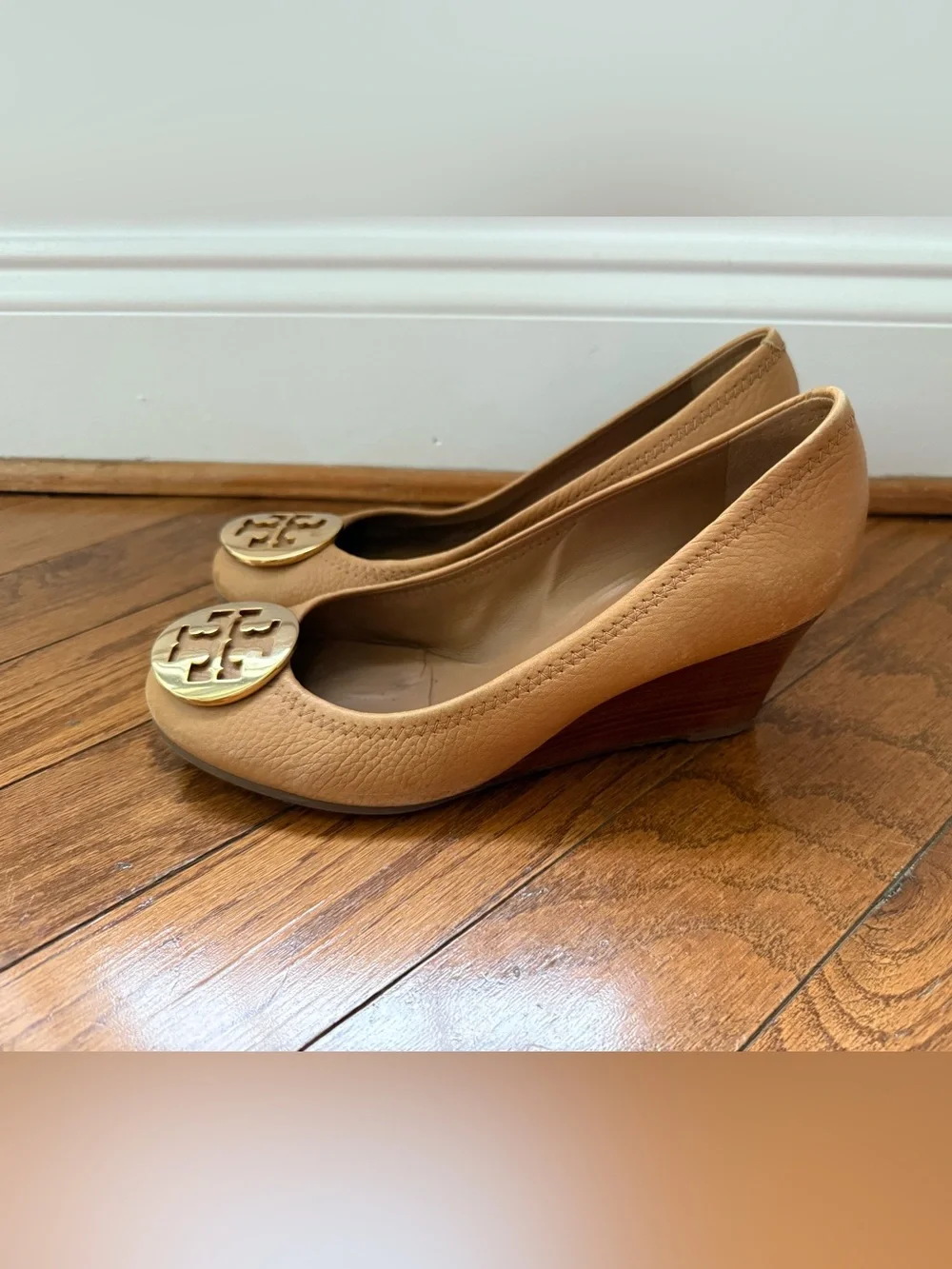 Tory Burch Tan Leather Wedge Pumps with Gold Logo Medallion Size 7.5